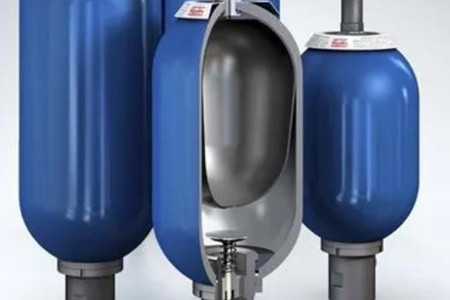 蓄能器中為什么使用氮?dú)猓阒绬幔?/></p><p>　　壓縮性好：氮?dú)庠谝欢l件下易于被壓縮，這使得在蓄能設(shè)備中儲存大量的能量成為可能。同時，釋放氮?dú)鈺r能夠?qū)崿F(xiàn)快速的能量釋放，提高系統(tǒng)的響應(yīng)速度。</p><p>　　環(huán)保：使用氮?dú)庾鳛樾钅茉O(shè)備中的工作介質(zhì)相比一些其他氣體更為環(huán)保。氮?dú)獾氖褂貌粫Νh(huán)境造成污染，符合可持續(xù)發(fā)展的原則。</p><p>　　<strong>氮?dú)獾淖饔茫?/strong></p><p>　　儲存能量：蓄能設(shè)備的主要功能之一是在機(jī)械系統(tǒng)中儲存能量。當(dāng)系統(tǒng)處于正常運(yùn)行狀態(tài)時，通過外部力或壓力將氮?dú)鈮嚎s儲存在蓄能設(shè)備中。這種儲能方式使得系統(tǒng)在需要時能夠快速釋放儲存的能量。</p><p>　　平衡壓力：氮?dú)庾鳛樾钅芷髦械墓ぷ鹘橘|(zhì)，可以在系統(tǒng)內(nèi)部平衡壓力。當(dāng)外部施加壓力時，氮?dú)饽軌蚍€(wěn)定壓力并保持系統(tǒng)的穩(wěn)態(tài)運(yùn)行。</p><p>　　緩沖震動：在一些機(jī)械系統(tǒng)中，氮?dú)膺€可以用于緩沖震動。當(dāng)系統(tǒng)遭受沖擊或振動時，儲存在蓄能設(shè)備中的氮?dú)饽軌蛭蘸途彌_這些震動，減輕對系統(tǒng)的沖擊。</p><p style=