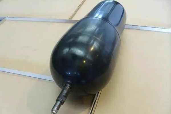 蓄能器里面的液壓油有哪些污染與危害？ 圖1